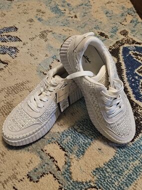 Universal Thread  Cream Memory Foam Lace-Up Sneakers